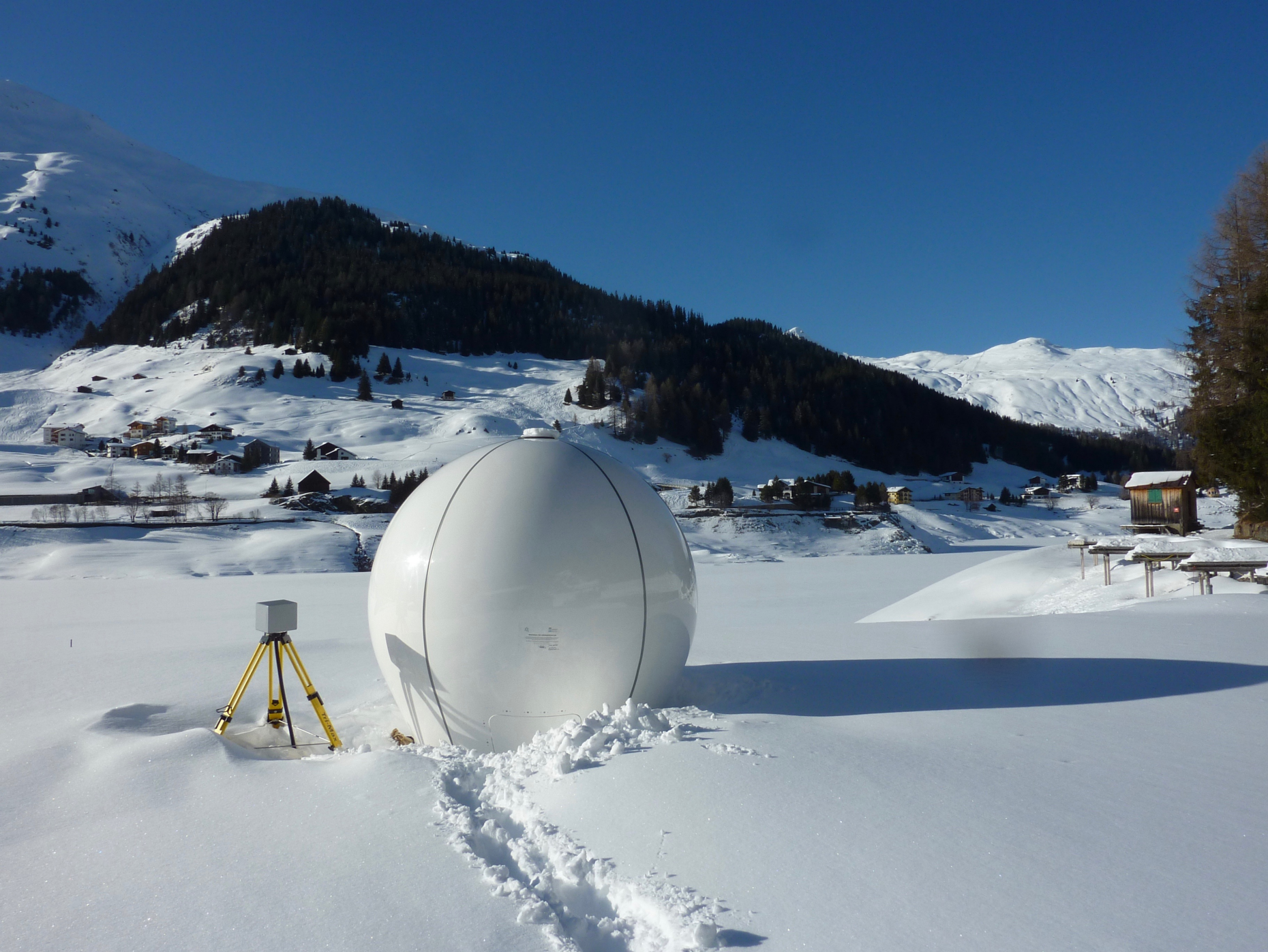 Camera and Radome with KAPRI inside. Measurement Setup. Camera and Radome with KAPRI inside. Foto Credit: Célia Lucas