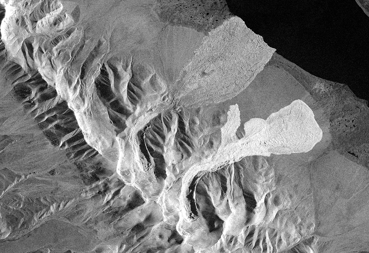 Enlarged view: DLR's radar satellite TerraSAR-X captured the first images of both avalanches on September 24, 00:29 UTC (08:29 local time)